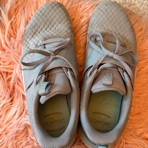 Nike Comfort Light Gray Sneakers size 9
